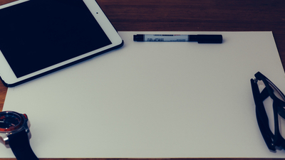 Middle papier uhr smartphone brille auf holztisch lebenslauf