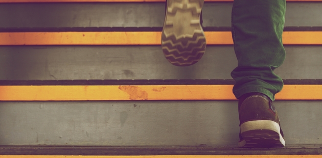 Big beine schuhe treppe hoch erfolg