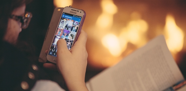 Big junge frau smartphone instagram vorstellungsgespr ch dresscode konversation