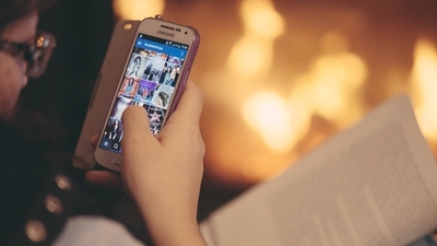 Middle junge frau smartphone instagram vorstellungsgespr ch dresscode konversation