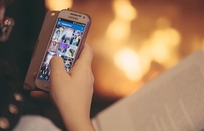Small junge frau smartphone instagram vorstellungsgespr ch dresscode konversation