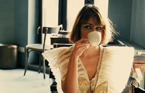 Small frau kaffee tasse traumjob qualifiziert