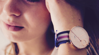 Middle frau uhr traurig verzweifelt umgang mit kritik im job