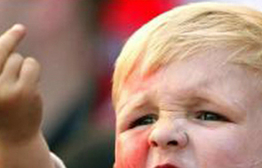 Small kind junge mittelfinger no go ausdruecke vorstellungsgespraech header