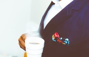 Small man mit kaffee 6 basic qualificationen f r erfolg in jedem job