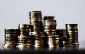 Small geld muenzen stapel gehalt lohn salaer finance