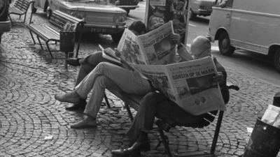Middle mannen mit zeitung welche zeitschrift zeitung lesen sie