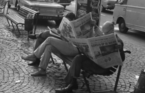 Small mannen mit zeitung welche zeitschrift zeitung lesen sie