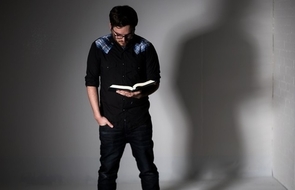 Small man mit buch position interviewen m ssen