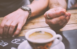 Small hand man und frau kaffee wie w rden ihre freunde sie beschreiben
