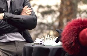 Small man und frau spielen schach   denken von letzten arbeitsgeber