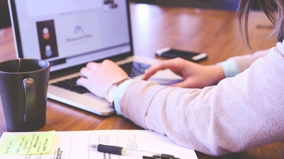 Middle frau mit laptop  buch   6 zeitmanagement basics