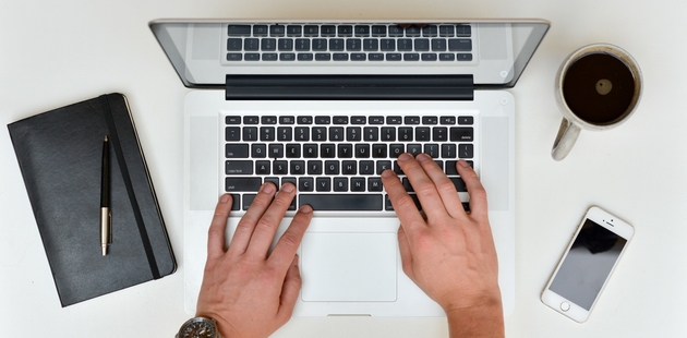 Big handen laptop und kaffee english motivationsschreiben