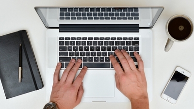 Middle handen laptop und kaffee   english motivationsschreiben