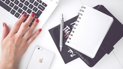 Middle woman hand smartphone desk1