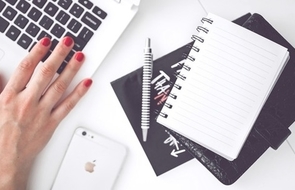 Small woman hand smartphone desk1