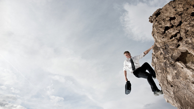 Middle initiativbewerbung mann klettert berg