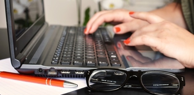 Big person woman desk laptop 1