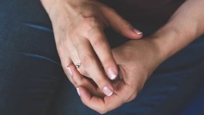 Middle hands woman girl silver 1