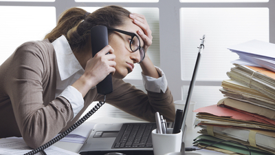 Middle frau arbeit stapel  berfordert unterqualifiziert