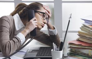 Small frau arbeit stapel berfordert unterqualifiziert
